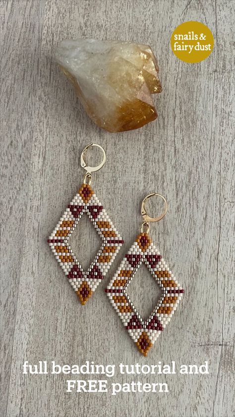 This diamond brick stitch earring tutorial is really fun to weave and the best part is that you can download a free pattern to follow along with. Brick Stitch Pattern Earring, Seed Bead Jewelry Tutorials, Brick Stitch Tutorial, Brick Stitch Earring, Jewelry Tutorials Free, Seed Bead Patterns Free, Beaded Baubles, Miyuki Beads Pattern, Beautiful Beaded Earring