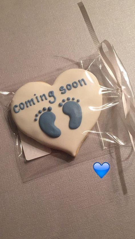 Baby shower sugar cookie - coming soon baby feet Cupcakes Baby Shower, Baby Shower Sweets, Baby Shower Drinks, Idee Babyshower, Baby Shower Treats, Sugar Cookie Designs, Baby Cookies, Pretty Cookies, Baby Shower Cupcakes