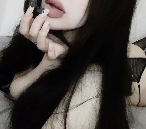 Pale Black Hair, Goth Girl Aesthetic, Emo Pfp Aesthetic, Insta Pfp, Skunk Hair, Bunny Cat, Acrylic Nails Nude, Black Hair Aesthetic, Pfp Discord