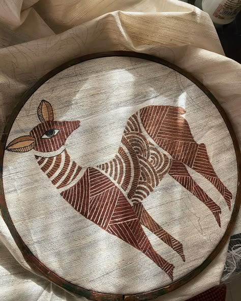 Feeling the rustic vibes with this sun-kissed wooden hoop featuring a beautiful deer design. 🌞✨ #NatureInspired #WoodenArt #SunKissedVibes #RusticDecor #DeerDesign #HandmadeArt #NaturalBeauty #BohoStyle #WoodArt #SunshineVibes #OutdoorLiving #CabinLife #WildlifeArt Gond Motifs, Bapu Paintings, Painting Sarees, Katha Stitch, Nakshi Katha, African Drawings, Round Painting, Cloth Painting, Gond Art