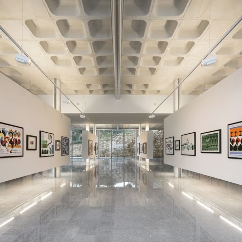 Ceiling, Gallery walls @ Centro De Artes Nadir Afonso / Louise Braverman Gallery Design, Exhibition Space, Display Design, Site Plan, Commercial Interiors, Art Center, Atlantis, Art Exhibition, Architecture Photography