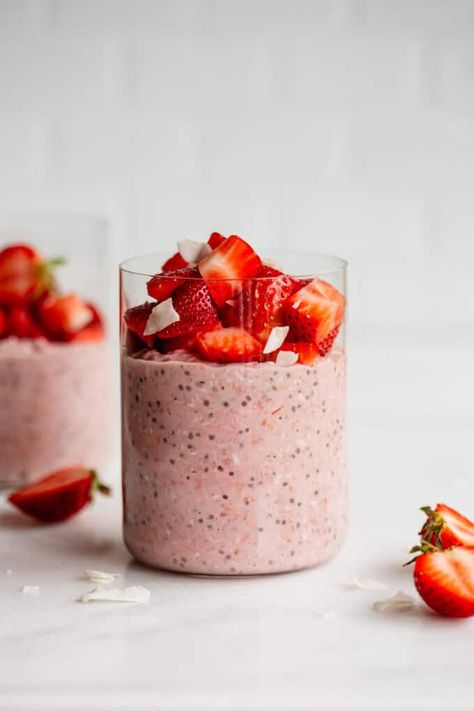 Strawberry Overnight Oats Overnight Rolled Oats, Grain Free Dinner, Matcha Overnight Oats, Easy Yummy Breakfast, Strawberry Overnight Oats, Blueberry Overnight Oats, Refreshing Breakfast, Overnight Oatmeal Recipes, Vegan Overnight Oats