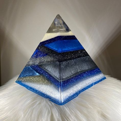 Resin Pyramid, Howlite Stone, Slip And Slide, Diy Resin Art, Resin Painting, Diy Resin Crafts, Diy Pattern, Studio Lighting, Resin Diy