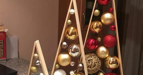 Estas hermosas decoraciones navideñas con la silueta de un pino y esferas en su interior  son sencillas, económicas y rápidas de hacer. Si ... Ideas Navidad, Alternative Christmas, Easy Christmas Decorations, Wooden Christmas Trees, Wooden Christmas, Diy Christmas Tree, Christmas Wood, Christmas Deco, Homemade Christmas