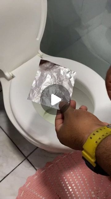 Aluminum Foil Uses Life Hacks, Home Tricks And Tips, Real Life Hacks, Craft Tips And Tricks, Quick Cleaning Hacks, Toilet Smell Hacks, Household Hacks Lifehacks, Toilet Hacks, Tips And Tricks For Life