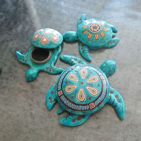 Three Faux Turquoise Sea Turtle Boxes | por RenGalSA Big Tortoise, Colorful Turtle, Clay Turtle, Ceramic Turtle, Turtle Decor, Turtle Figurines, Pottery Handbuilding, Polymer Clay Canes, Turtle Art