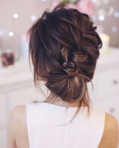 This very pretty hairdo would be great for your rehearsal dinner! Casual Wedding Hair, Messy Wedding Hair, Twisted Updo, Bridal Hair Updo, Peinados Recogidos, Updos For Medium Length Hair, Ombré Hair, Penteado Cabelo Curto, Wedding Hairstyles Updo