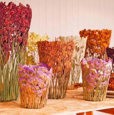 Strawflower Crafts, Stock Arrangement, Dry Flowers Arrangements Ideas, Dried Flowers Ideas, Dried Floral Wedding, Dry Flower Arrangements, Flower Drying, Natural Decorations, Floral Designs Arrangements