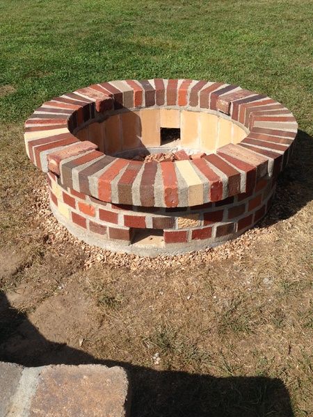 Red Brick Fire Pit, Fire Pit Plans, Cinder Block Fire Pit, Outside Fire Pits, Brick Fire Pit, Fire Pit Landscaping, Backyard Fireplace, Square Fire Pit, Stone Fire Pit