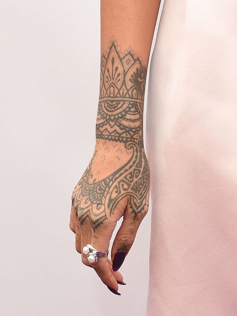 Rhianna Tattoos, Tattoo Rihanna, Rihanna Hand Tattoo, Rihanna Tattoo, Tattoos 2024, Mandala Hand Tattoos, Jagua Henna, Westwood California, Henna Inspired Tattoos