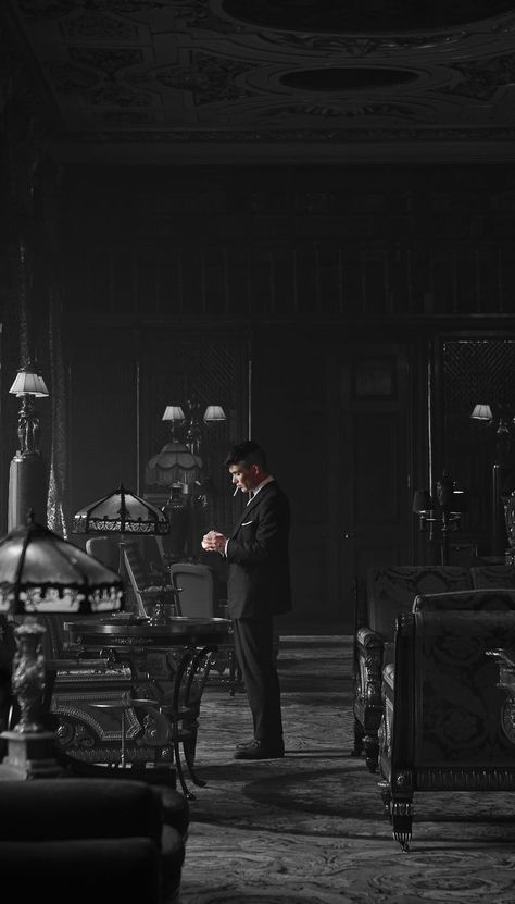 Dark Series Wallpaper, Tommy Shelby Aesthetic, Dark Wallpapers Aesthetic Iphone, Mafia Wallpaper, Don Vito Corleone, Peaky Blinders Poster, Peaky Blinders Characters, Peaky Blinders Wallpaper, Peaky Blinders Thomas