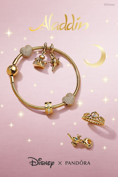 The Sultan’s palace in Agrabah, home to Princess Jasmine, and Genie’s magic lamp adorn this Pandora Shine bracelet. #DISNEYxPandora #Pandora #PandoraBracelet Disney Pandora Bracelet, Pandora Bracelet Charms Ideas, Pandora Charms Disney, Pandora Bracelet Designs, Pandora Inspiration, Pandora Collection, Disney Bracelet, Pandora Gold, Magic Lamp