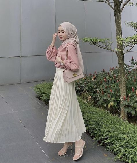 Plisket Skirt Outfit Hijab, Hijabi Skirt Outfits, Aesthetic Hijabi Outfits, Skirt Outfits Hijab, Outfit Hijab Ideas, Hijabi Gowns, White Skirt Outfits, Outfits Hijab, Fashion Top Outfits