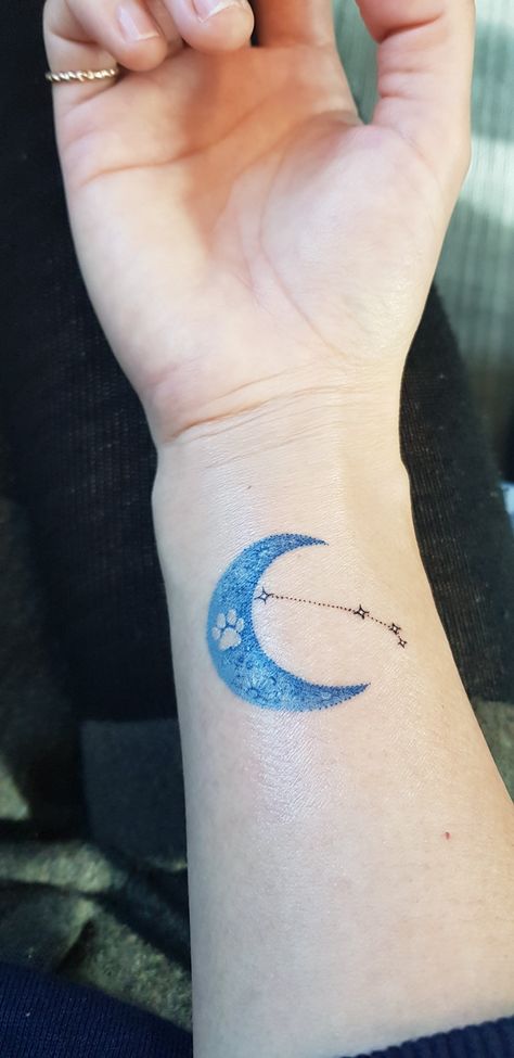 Moon and constellation tattoo. How cute is that dog paw on the moon. Love it!! #smalltattoo #crescentmoon #constellation #aries #pawprinttattoo Crescent Moon Dog Tattoo, Moon Aries Tattoo, Moon And Paw Tattoo, Moon And Paw Print Tattoo, Dog Moon Tattoo, Letter C Tattoo, Tattoo Perro, Noise Piercing, Diy Kitchen Ideas