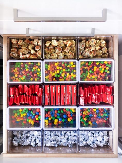 THE Tips: Snack Organization - The Home Edit Khloe Kardashian House, Snack Organizer, Pantry Organisation, Desain Pantry, Kitchen Organization Pantry, Kitchen Drawer Organization, Kitchen Organisation, Kitchen Pantry Design, The Home Edit