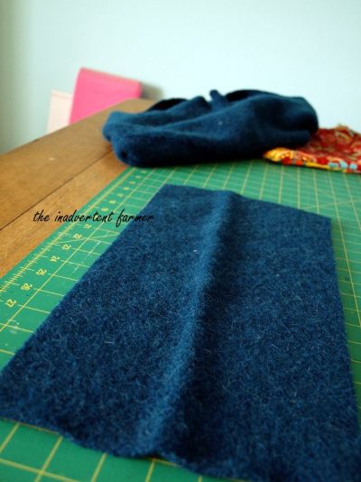 old Felted wool Sweater to Laptop bag Case craft Tutorial - The Inadvertent Farmer Recycled Wool Sweater Bag, Laptop Bag Case, Recycled Wool Sweater, Sweater Bags, Woollen Blankets, Felted Wool Crafts, Boiled Wool, Craft Tutorial, Upcycled Crafts