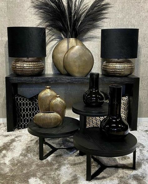 Burgandy Black Living Room, How To Decorate Bar Counter Top, Dark Grey And Gold Living Room, Black Gold Living Room Ideas, Gold And Black Living Room Ideas, Teal And Gold Living Room, Entryway Decor Modern Luxury, All Black Living Room, Black And Gold Living Room