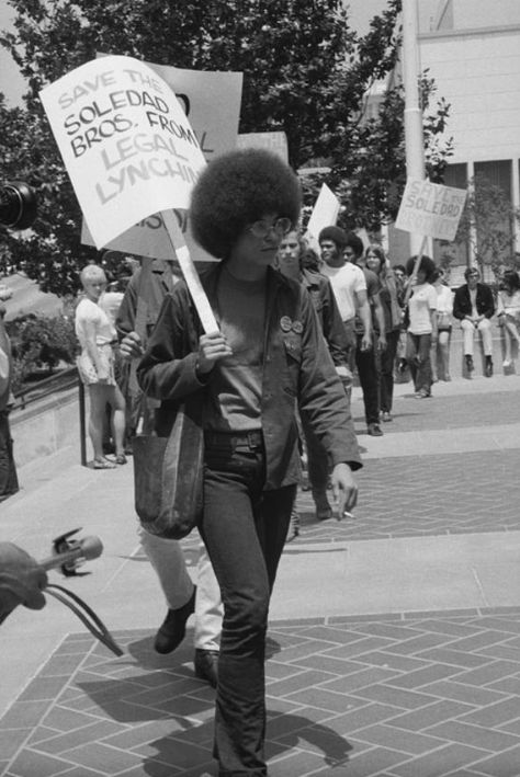 Angela Davis Prison | Angela Davis demonstrates at the State Building in downtown L.A. Angela Davis Black Panther, Black Panthers Movement, Panthers Outfit, Black Power Movement, Angela Davis, Black Panther Party, Civil Rights Leaders, Power To The People, Civil Rights Movement