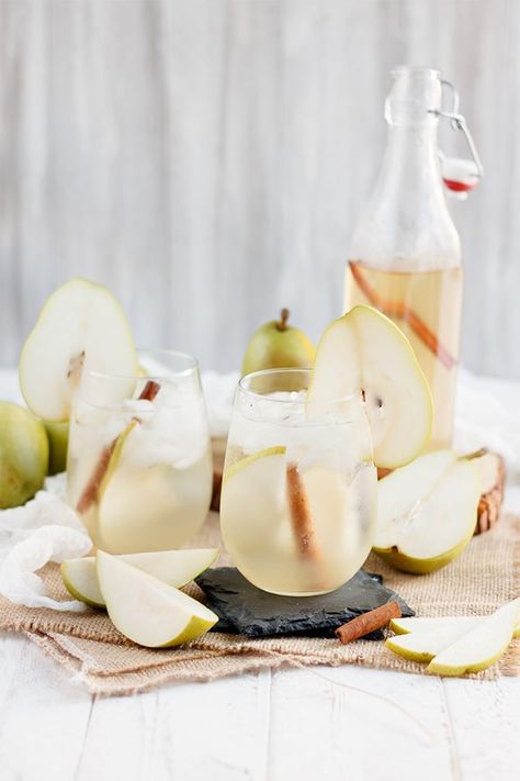 Pear Vodka Drinks, Flavored Simple Syrup, Prosecco Cocktail Recipes, New Years Eve Drinks, Vodka Recipes Drinks, Pear Cocktails, Pear Vodka, Prosecco Cocktails, Banana Milkshake