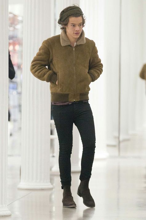 Harry Styles Chelsea Boots, Wearing A Headband, Wear A Headband, Harry Styles Crying, Brown Suede Chelsea Boots, Harry Styles 2015, Harry Styles Face, Summer Headband, Harry Style