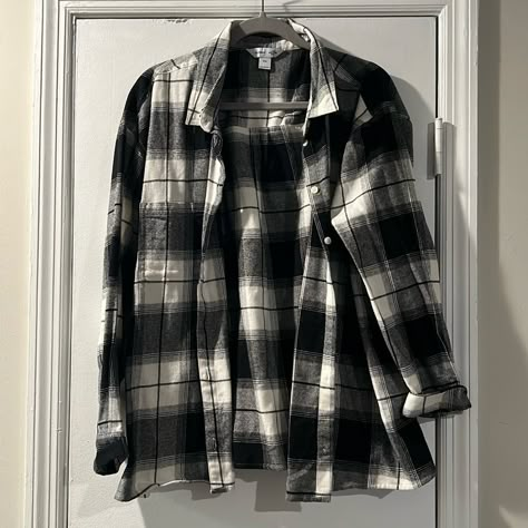 Xxl Old Navy - The Boyfriend Shirt Black And White Flannel. Slightly Cropped/Has A Straight Edge At Bottom. Nwt. Very Cute!! Cheap Blue Button-up Flannel Shirt, Checkered Button Up, Mike Outfits, Flannel Aesthetic, Fall Couple Outfits, Flannel Black And White, Black And White Plaid Shirt, Royal Wedding Harry, Black And White Clothes