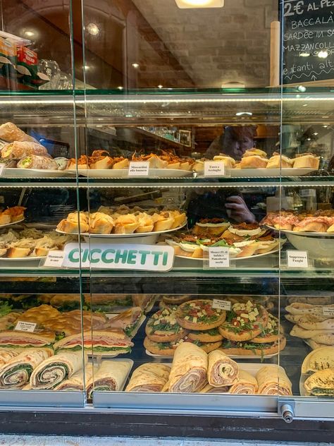 Cicchetti in Venice, Italy Venice Places To Eat, Venice Market, Venice Italy Restaurants, Venice Restaurants, Venice Food, Outdoor Cafe, Best Street Food, Venice Travel, Small Island