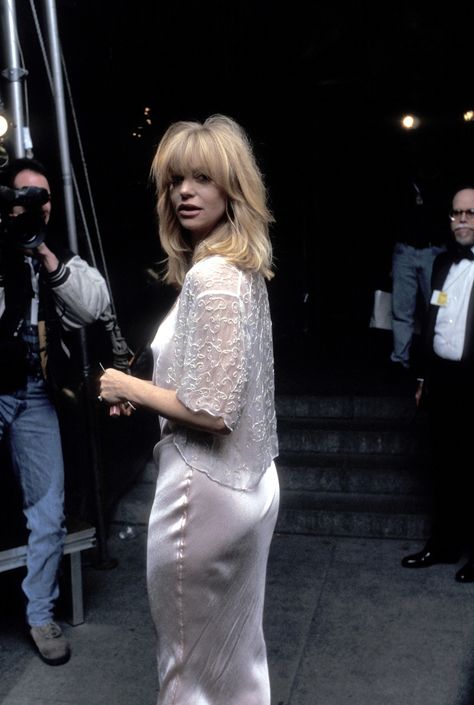 Goldie Hawn Hair, Goldie Hawn Kurt Russell, Best Met Gala Looks, Goldie Hawn, The Met Gala, Kate Hudson, Red Carpet Dresses, Simple Dresses, Hair Cuts