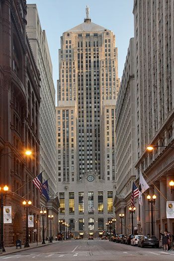 Chicago Board Of Trade, Country Office, Chicago Landmarks, Chicago Pictures, Urban Habitat, Building Aesthetic, Tall Buildings, Chicago Architecture, Perspective Art