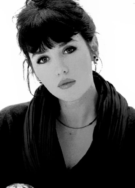 Isabelle Adjani.....ne recuerda a Sophie Marceau Look 80s, Isabelle Adjani, French Girls, French Actress, French Women, Pretty Face, Up Hairstyles, Pretty Woman, Timeless Beauty