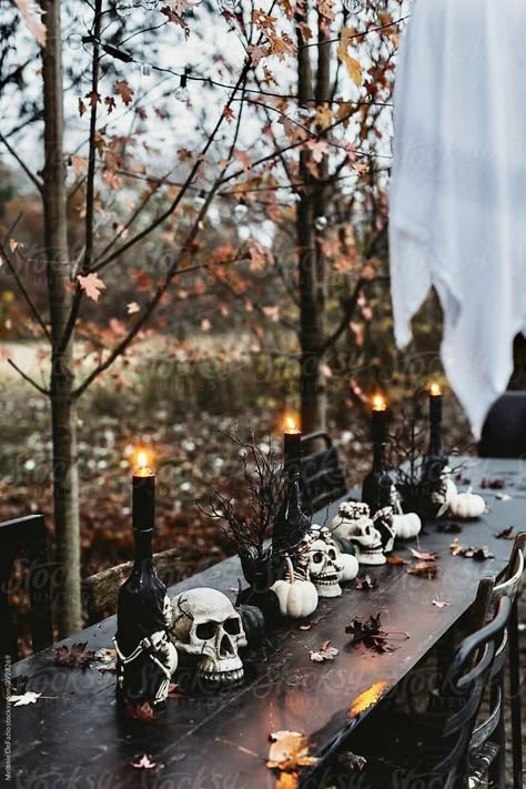 Halloween Tablescape Outdoor, Skull Table Decor, Skull Themed Halloween Party, Halloween Sweetheart Table, Halloween Party Aesthetic Outside, Halloween Party Tablescape, Halloween Party Table Ideas, Halloween Backyard Party, Halloween Basement