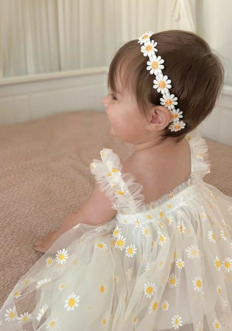 Daisy Themed Birthday Party, Perlengkapan Bayi Diy, White Tulle Dress, Daisy Party, Yellow Daisy, Foto Baby, Baby Co, White Tulle