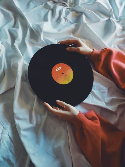 vinyl record rock music 80s vibes aesthetic retro photo idea insta ~ nasia.koko 80s Vibes Aesthetic, Vinyl Photoshoot, Vinyl Records Aesthetic, Record Photography, Music Advertising, Records Aesthetic, Broken Record, Vinyl Aesthetic, Vinyl Photography