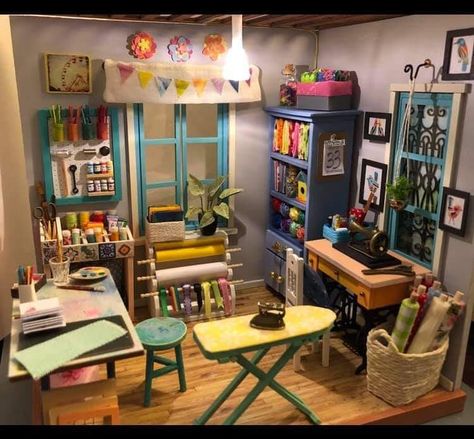 Miniature Craft Room, Miniature Sewing Room, Mini Room, Miniature Sewing, Diy Barbie House, Miniature Ideas, Doll House Plans, Mini Doll House, Doll House Crafts