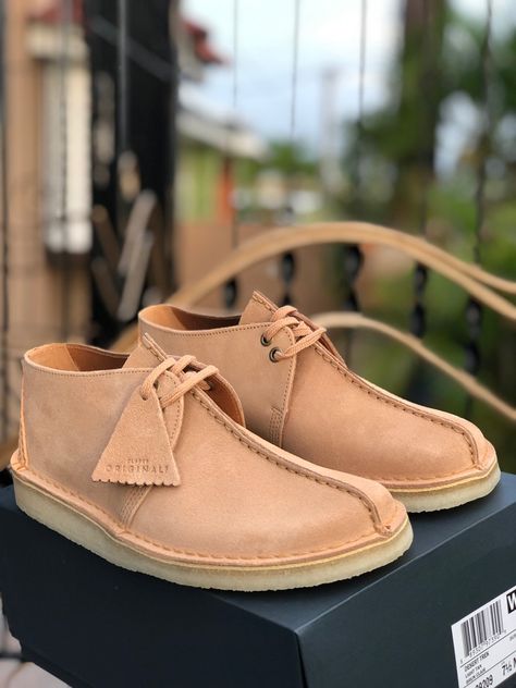 Bank Robber Clarks, Desert Clarks, Clarks Wallabees Men, Clark Boots, Clarks Shoes Women, Clarks Shoes Mens, Crossbody Bag Men, Bape Shoes, Clarks Originals Desert Boot