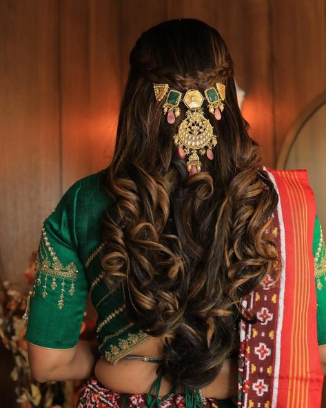 Amazing Wedding Hairstyles For Mother Of The Bride & Groom - ShaadiWish Wedding Hairstyles For Mother, Hairstyles For Engagement, Lehenga Look, Hair Style On Saree, Engagement Hairstyles, Bridal Hair Buns, Bridal Hair Inspiration, Wedding Hairstyles Bride, Indian Wedding Hairstyles