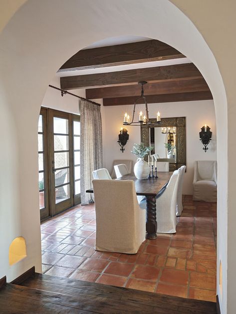 The “House of 100 Arches” Exemplifies Timeless Beauty - Phoenix Home & Garden Modern Spanish Style Homes Interior, Modern Spanish Style Homes, Spanish Style Home Interior, Modern Spanish Style, Modern Hacienda, Spanish Style Decor, Spanish Interior, Spanish Revival Home, Spanish Home Decor