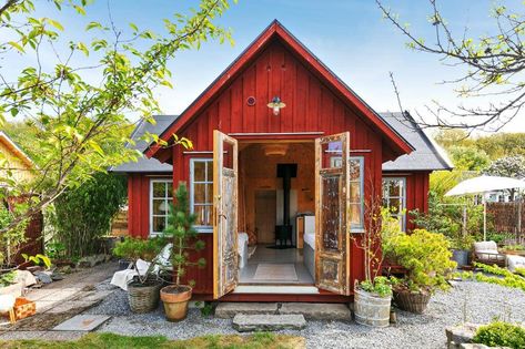 Svensk Fastighetsförmedling Swedish Cabin, Swedish Summer House, Cottage Tiny House, My Scandinavian Home, Swedish Cottage, True Summer, Wooden Cottage, Red Cottage, Tiny Cottage