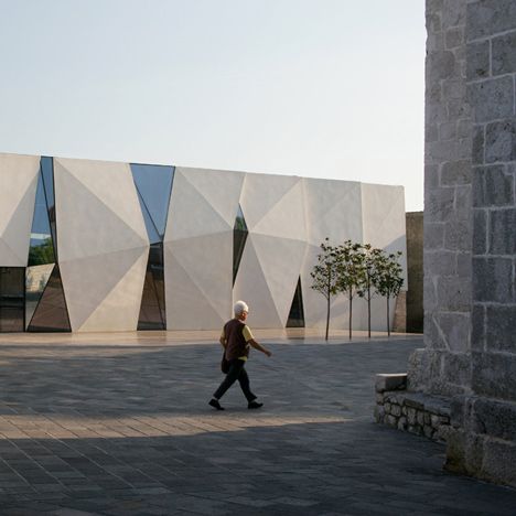 Concrete-clad sports hall by Idis Turato features both faceted and bumpy facades Hall Construction, Sports Hall, Simple Building, Concrete Facade, Building Front, Forest Hill, Sport Hall, Concrete Building, Office Buildings