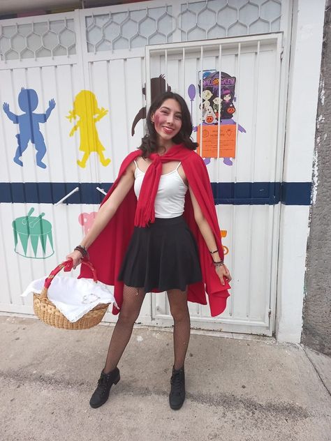 Disfraz de HalloweenRed riding hood Halloween Red Riding Hood, Red Riding Hood Costume Diy, Red Hood Costume, Casual Halloween Costumes, Little Red Riding Hood Halloween, Red Riding Hood Cosplay, Little Red Riding Hood Costume, Riding Hood Costume, Dip Hem Blouse