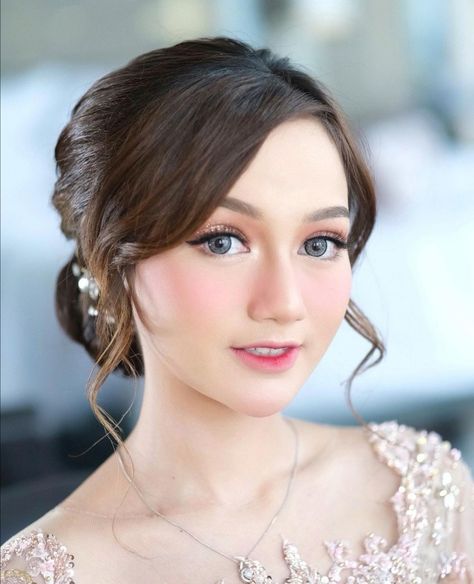 Makeup Lamaran, Hd Make Up, Beautiful Wedding Makeup, Double Buns, Batik Modern, Sophisticated Hairstyles, Bridal Hair Buns, Hairdo Wedding, Hairstyles For Layered Hair