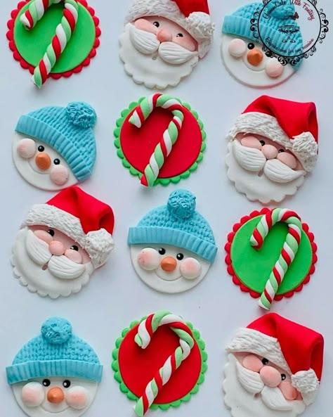 Christmas Fondant Cupcake Toppers, Christmas Cookies With Fondant, Mini Cake Pan Ideas Christmas, Fondant Cookies Christmas, Christmas Cupcakes Fondant, Fondant Christmas Cookies, Christmas Fake Bakes, Christmas Fondant Cookies, Mini Christmas Cupcakes