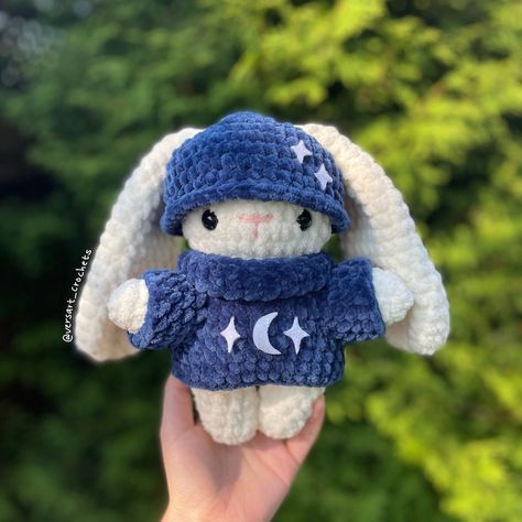 Midnight Theme, Plushie Bunny, Animal Sweater, Crochet Plushie, Easy Crochet Animals, Crochet Animal Amigurumi, Sweater Ideas, Bunny Crochet, Plushie Patterns