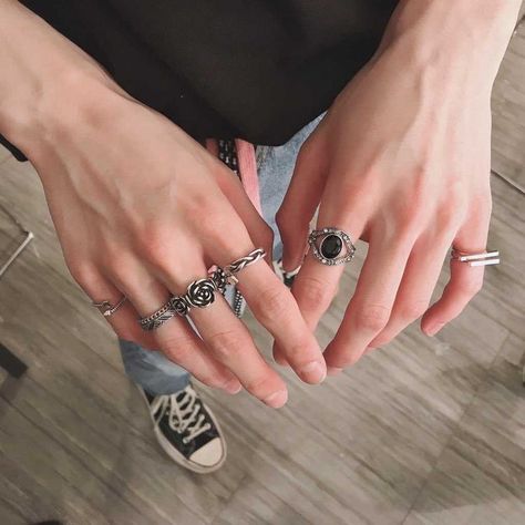 Hands Rings, Men Hands, Hand Bracelet With Ring, Eboy Aesthetic, Tom Y Jerry, Aesthetic Rings, Trendy Boy Outfits, Edgy Accessories, Hand Pictures