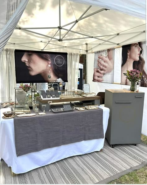 Jewelry Booth Display Ideas Craft Fairs, Pop Up Permanent Jewelry Shop Display, Vendor Table Display Ideas For Jewelry, Jewelry Vendor Set Up, Jewellery Pop Up Display, Jewelry Stand Ideas, Pop Up Jewelry Display, Jewellery Display Ideas For Exhibition, Market Tent Display Booth Ideas