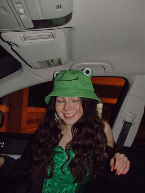 car photoshoot flash photography Frog Photoshoot, Frog Bucket Hat, Car Photoshoot, 21st Birthday Photoshoot, Anatomy Poses, Posing Ideas, Flash Photography, Birthday Photoshoot, Pic Ideas