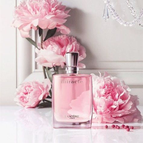 An opening of lychee freesia pepper musk and jasmine. We are walking on air with a spray of Lancôme Miracle Miracle Perfume, Hermes Perfume, Luxury Perfumes, Perfume Photography, Uma Thurman, Celebrity Perfume, Perfume Design, Fragrance Set, Raw Beauty