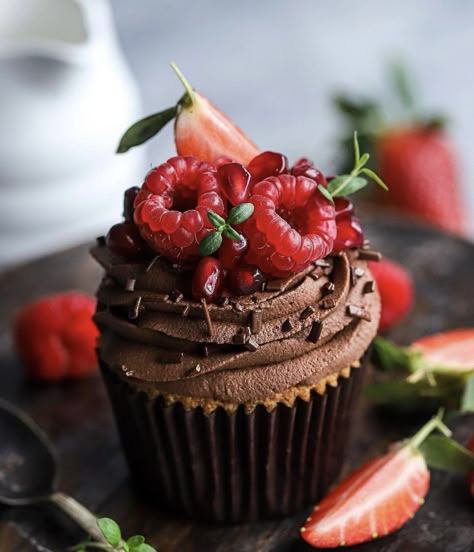 Chocolate Banana Cupcakes, Cupcakes Bonitos, Charlotte Roberts, Vegan Buttercream, Mocha Cupcakes, Banana Cupcakes, Luxury Cake, Vegan Cupcakes, Chocolate Truffle