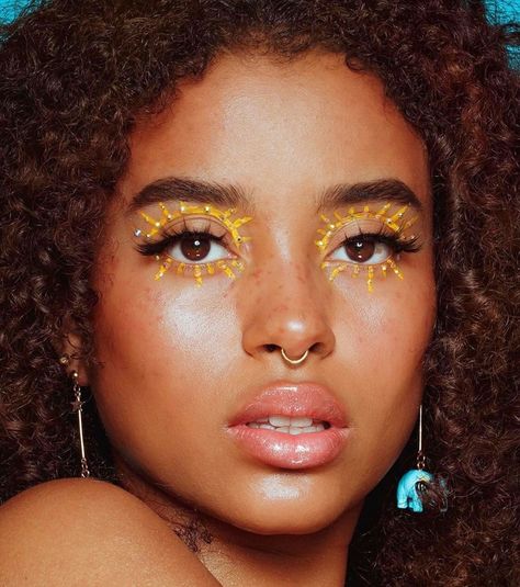 Glamnetic.com on Instagram: “A ray of sunshine! ☀️We cant wait to be outside in the sun 🌻But this look makes up for it! 💛Major make-up moment using Vogue Lash ✨ be…” Kali Ledger, Make Up Designs, Festival Make Up, 얼굴 드로잉, Smink Inspiration, Grunge Look, Eye Makeup Art, Editorial Makeup, Her Eyes