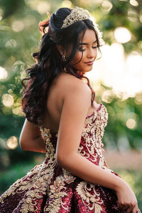 Garden Quinceanera Photoshoot, Quinceneara Photo Shoot, Quinceanera Poses Photo Shoots Ideas, Quinceanera Portraits Photo Ideas, Quince Poses Photo Shoots Outside, Quince Photo Shoot Ideas, Quince Portraits Picture Ideas, Quince Photoshoot Poses, Sweet 16 Poses Photography