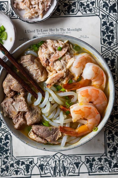 Banh Canh Cua (Vietnamese Crab & Shrimp Tapioca Noodle Soup) - Cooking Therapy Banh Canh, Easy Vietnamese Recipes, Vietnamese Soup, Crab Stuffed Shrimp, Viet Food, Healthy Salmon Recipes, Easy Asian Recipes, Baked Salmon Recipes, Vietnamese Cuisine